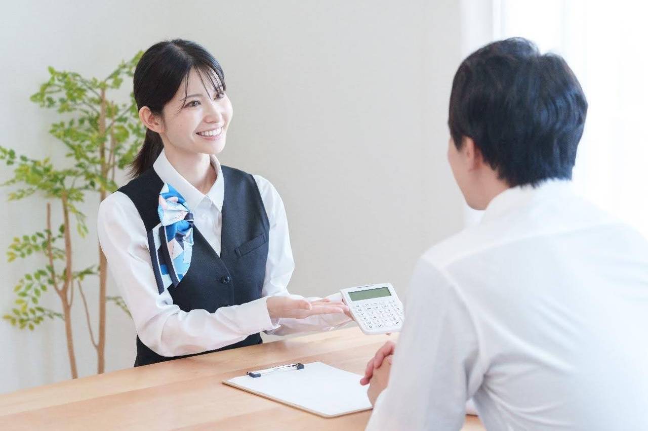 【月給32万円スタートも!】携帯ショップ店員はなぜこんなに待遇がいいのか